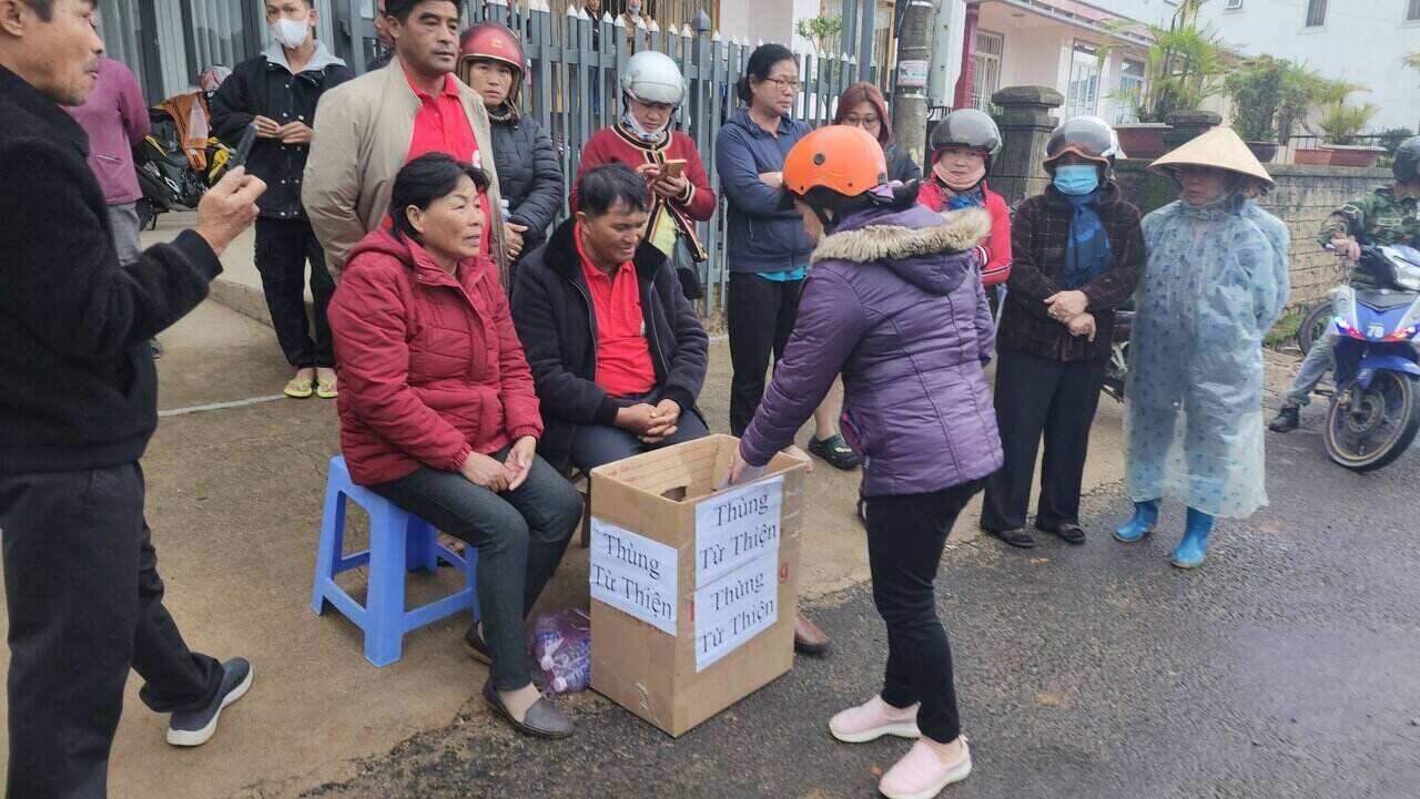 Người dân làm hòm từ thiện quyên góp để lo hậu sự cho các cháu trong Vụ Cháy Ở Đà lạt