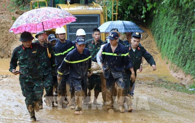 hình ảnh bội đội cụ hồ và lực lượng chức năng giải cứu người bị nạn