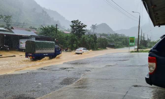 Mưa to ngập nhiều lơi trên Quốc lộ 6 đoạn qua huyện Vân Hồ, Sơn La