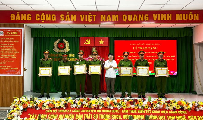 chiến sĩ tham gia đấu tranh, triệt phá chuyên án ma túy, nhận khen thưởng của Chủ tịch UBND huyện Đạ Huoai