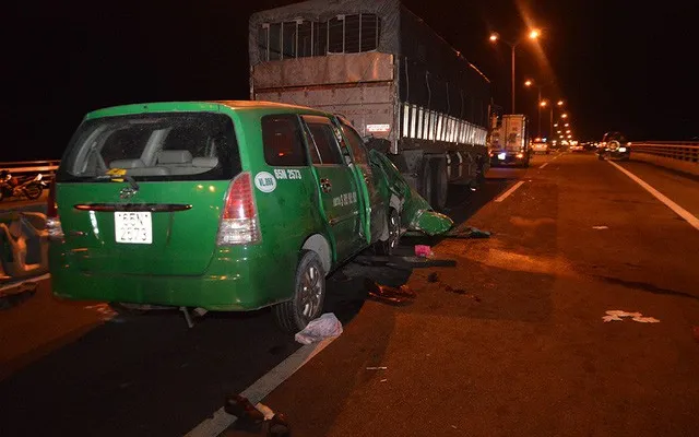 hình chiếc taxi mất lái