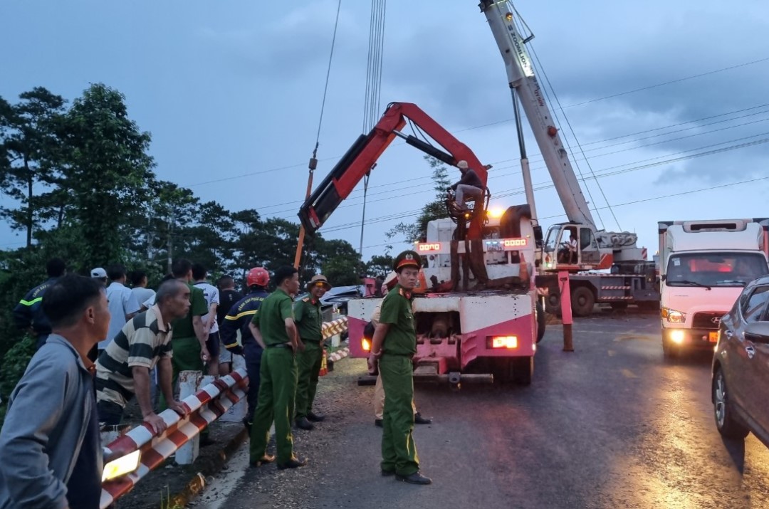 Lực lượng chức năng tổ chức cứu hộ vụ lật xe khách trên đèo ở Đắk Nông.