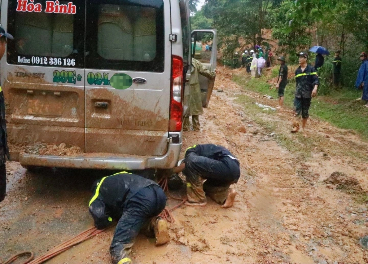 "Tai nạn sạt lở: Xe 16 chỗ bị chôn vùi dưới đất đá vào sáng ngày 13/7"