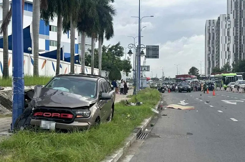 Hiện Trường Tai Nạn: Người Đàn Ông Đi Xe Máy Ngược Chiều Bị Ô Tô Bán Tải Tông Tử Vong"