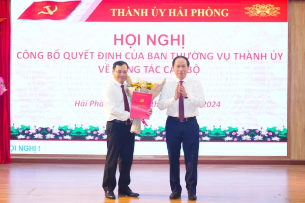 Bí thư Thành uỷ Hải Phòng Lê Tiến  trao tặng quyết định và chúc mừng ông Phạm Hưng Hùng