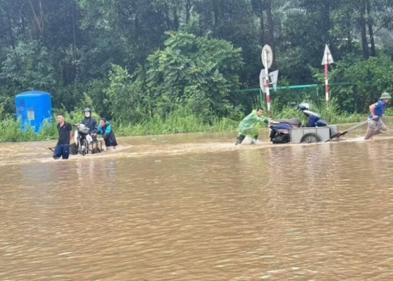  đại lộ Thăng Long đoạn Thiên Đường Bảo Sơn, nhiều xe máy ngập nước