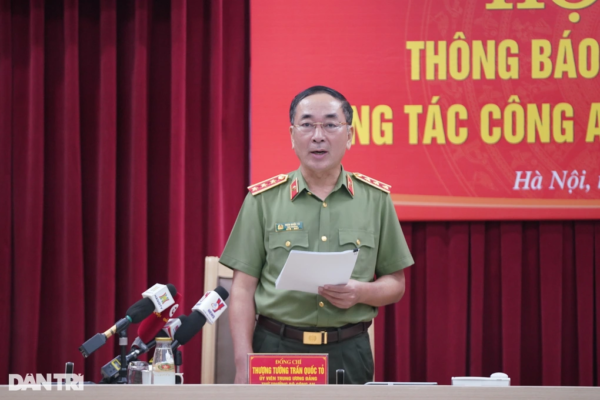 Thượng tướng Trần Quốc Tỏ, Thứ trưởng cơ quan cảnh sát Bộ Công an, chủ trì buổi họp báo