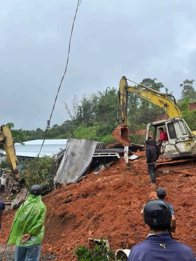 Lực lượng chức năng triển khai công tác cứu hộ 2 nạn nhân