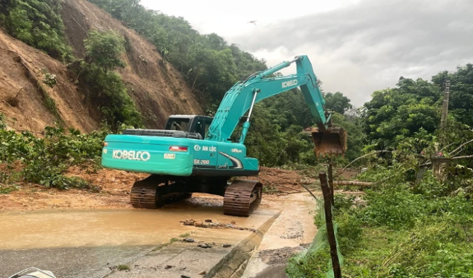 Một điểm sạt lở nghiêm trọng trên quốc lộ 12 đoạn qua xã Mường Pồn, huyện Điện Biên đang được khắc phục khẩn trương bằng máy móc và nhân lực từ các cơ quan chức năng.