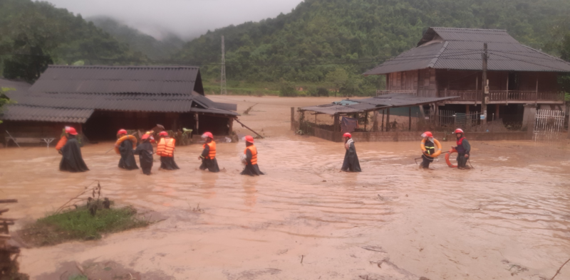 lực lượng chức năng đang khẩn trương cứu hộ cứu nạn nhận