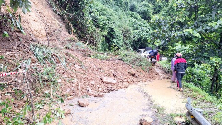 Tuyến QL34 (Hà Giang - Bắc Mê) bị ách tắc khiến các phương tiện tham gia giao thông không thể di chuyển được trong nhiều giờ.