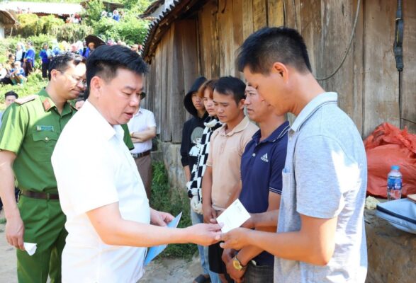 Đại tá Tao Văn Trường, Phó Giám đốc Công an tỉnh Lai Châu thăm hỏi, động viên gia đình nạn nhân.