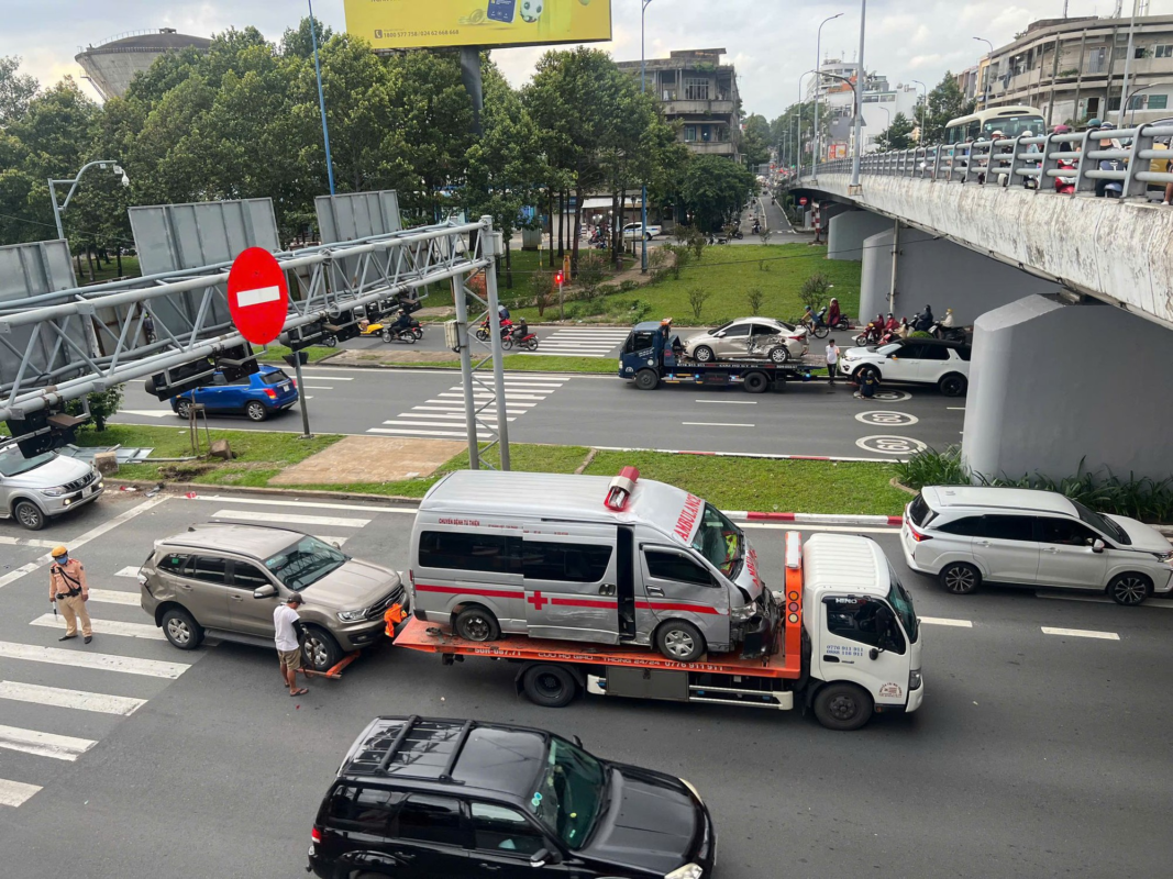 xe cứu thương gặp tai nạn khinh khủng khiếp