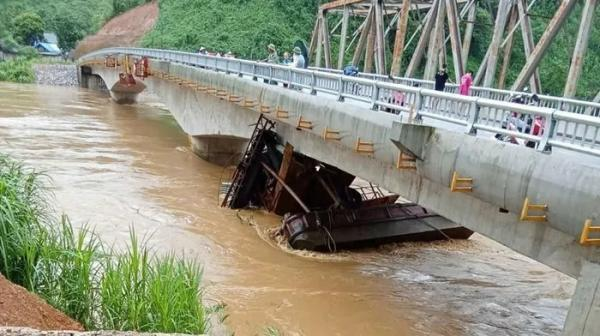 Sông Hồng Xuất hiện 2 tàu ma có nguy cơ làm sập cầu 